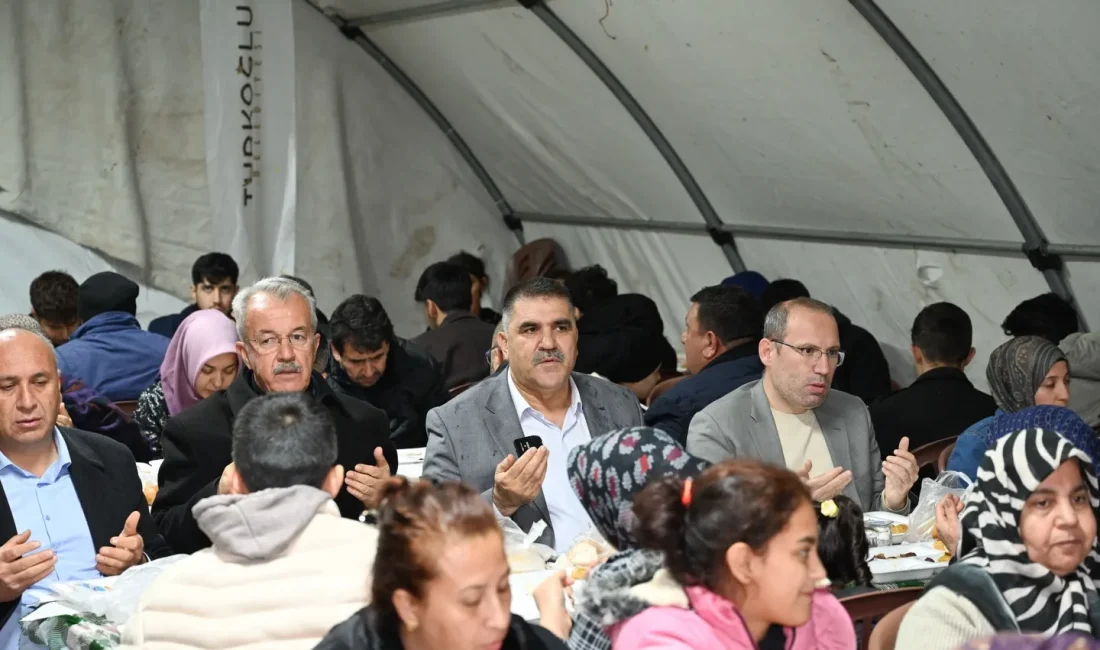 Türkoğlu Belediyesi tarafından Türkoğlu Millet Meydanı’nda kurulan İftar Çadırı, Ramazan ayının dördüncü gününde