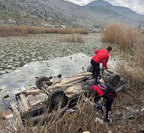 Kahramanmaraş’ın Pazarcık ilçesinde meydana gelen talihsiz trafik kazasında, virajı alamayarak yol kenarındaki