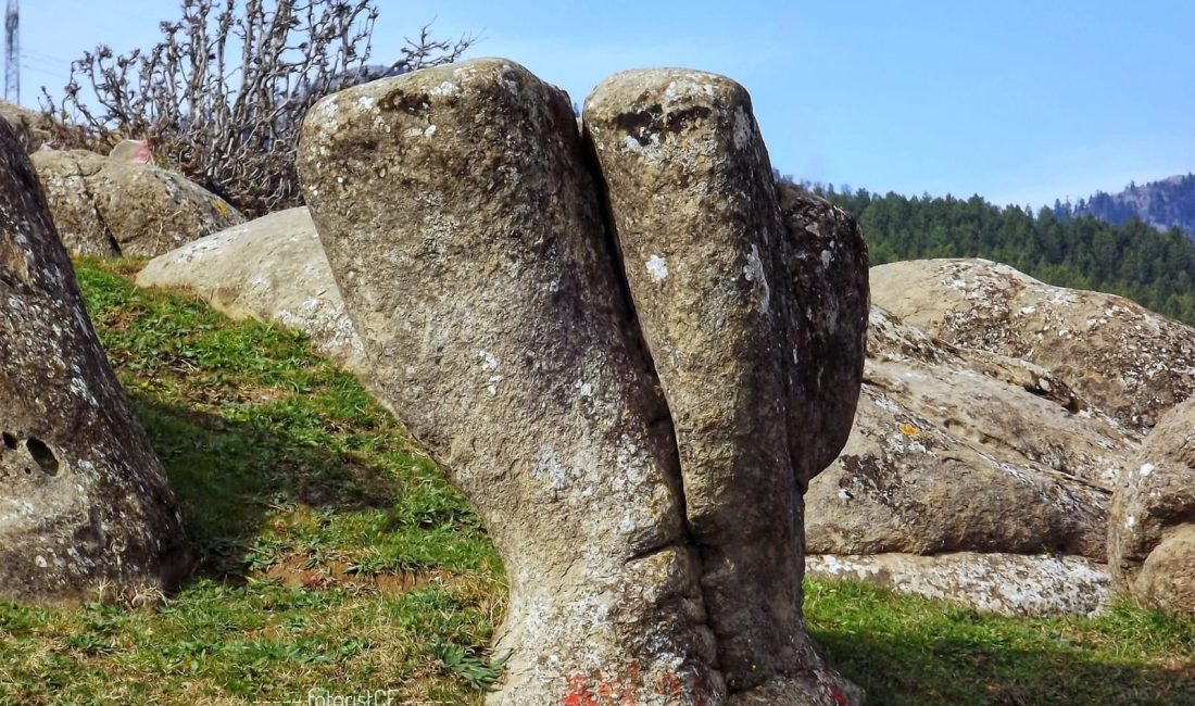 Kahramanmaraş’ın Andırın ilçesinde, Kurucaova mevkiinde tüm ihtişamıyla yükselen Kız Oğlan Taşı,