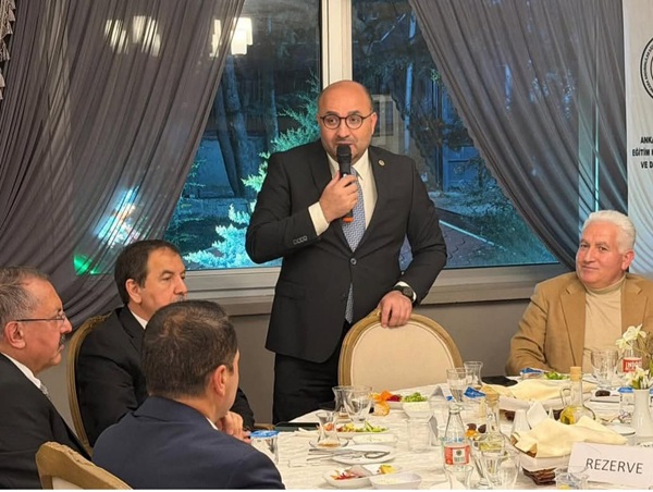 Ankara’daki Andırınlılar Derneği’nin iftarında hemşehrileriyle kucaklaşan AK Parti Milletvekili Mehmet