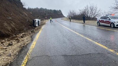 Kahramanmaraş’ın Dulkadiroğlu ilçesinde meydana gelen tek taraflı trafik kazasında 3
