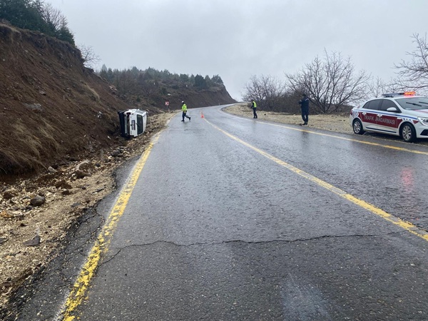 Kahramanmaraş’ın Dulkadiroğlu ilçesinde meydana gelen tek taraflı trafik kazasında 3