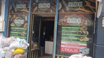 Andırın’da uzun yıllardır aktarcılık yapan Bilal Öksüz, işletmesinde günlük olarak
