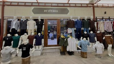 
Erkek giyiminde şıklığı ve farklı tarzları bir arada sunan BY