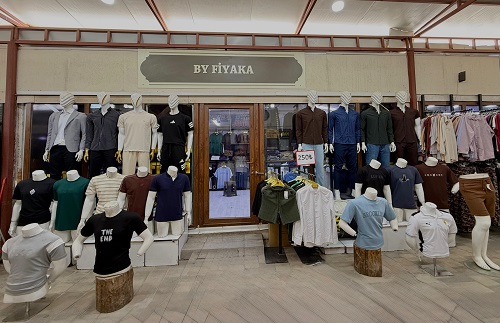 
Erkek giyiminde şıklığı ve farklı tarzları bir arada sunan BY