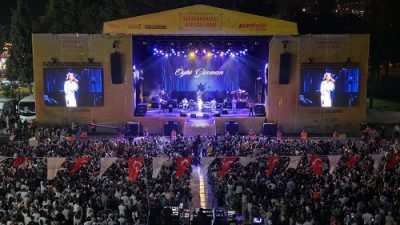 
Geleneksel Ağustos Fuarı’nda sahne alan Öykü Gürman, müzikseverlere unutulmaz bir