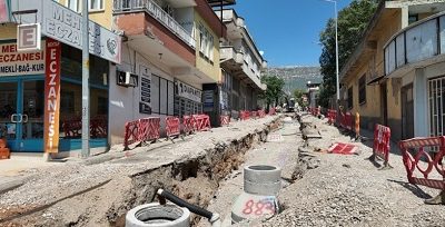Kahramanmaraş’ta altyapı yatırımlarını sürdüren KASKİ, Gazi Mustafa Kuşçu Caddesi’nde içmesuyu,