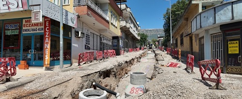 Kahramanmaraş’ta altyapı yatırımlarını sürdüren KASKİ, Gazi Mustafa Kuşçu Caddesi’nde içmesuyu,