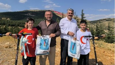 Scooterlarını bayrak sevgisi için sürdüler, zirvede dünyanın en büyük ay