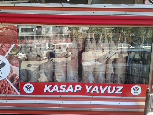 Kahramanmaraş’ta faaliyet gösteren Kasap Yavuz, günlük hazırlanan et ürünleriyle vatandaşlara