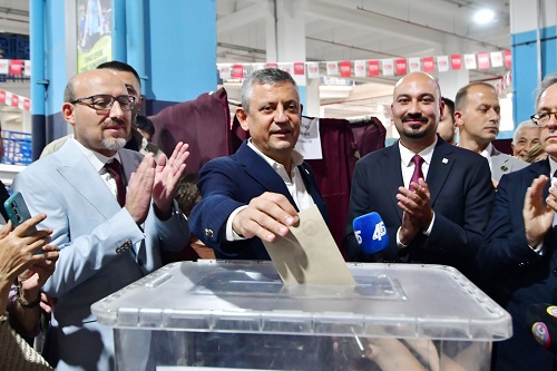 YENİ Parti Genel Başkanı Özgür Özel,memleketi Manisa Yunusemre ilçesindeki başkan