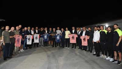 Kahramanmaraş İstiklalspor’un yönetim ve futbolcularını tesislerde ziyaret eden Büyükşehir Belediye