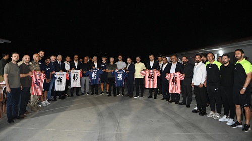 Kahramanmaraş İstiklalspor’un yönetim ve futbolcularını tesislerde ziyaret eden Büyükşehir Belediye