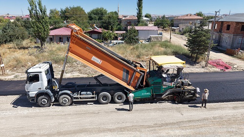 Büyükşehir Belediyesi, Elbistan’da yaklaşık 2 kilometre uzunluğundaki Çilingir Caddesi’ni sıcak