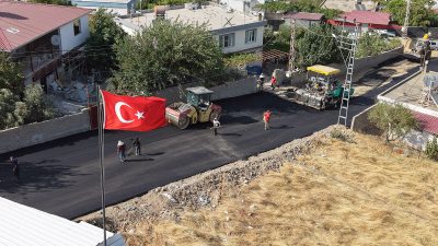 Büyükşehir Belediyesi, Onikişubat Fatmalı’da yaklaşık 2 kilometrelik arteri sıcak asfaltla