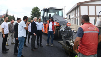 Afşin Alpaslan Mahallesi’nde yürütülen asfalt çalışmalarını yerinde inceleyen Başkan Fırat