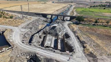 Büyükşehir Belediyesi, Dulkadiroğlu Karşıyaka Mahallesi’ndeki eski köprü yerine 15 metre