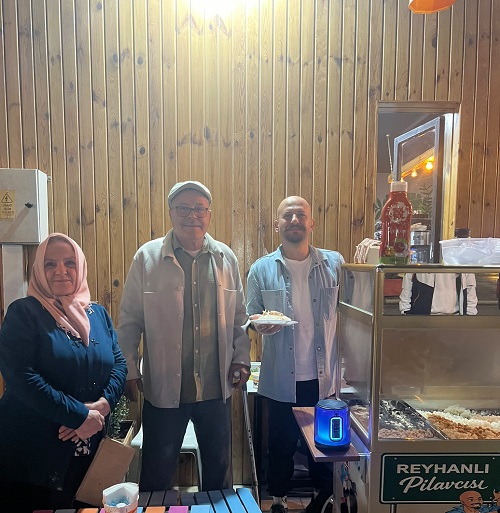 Hatay’ın Reyhanlı ilçesinde bir eğitimci, el arabasında sunduğu tavuklu nohutlu