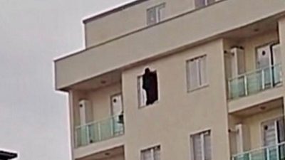 Kahramanmaraş’ın Dulkadiroğlu ilçesine bağlı Egemenlik Mahallesi’nde bir apartmanın en üst