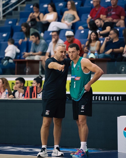 Yukatel Denizli Basket Başantrenörü Zafer Aktaş, yoğun maç temposunda oyuncularını